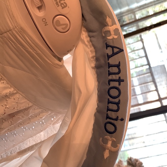 Delta Children, Baby bassinet, light blue trim, music and vibrate - Picture 3 of 3